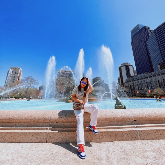 I’m your posher. I’m 32 years old and my style is constantly changing. - Picture 6 of 10